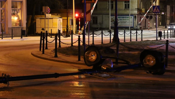 Audi uderzyło w latarnię. POW była zablokowana