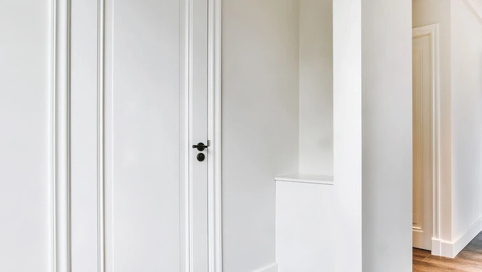 Jaki kolor klamki do białych drzwi? Praktyczny poradnik