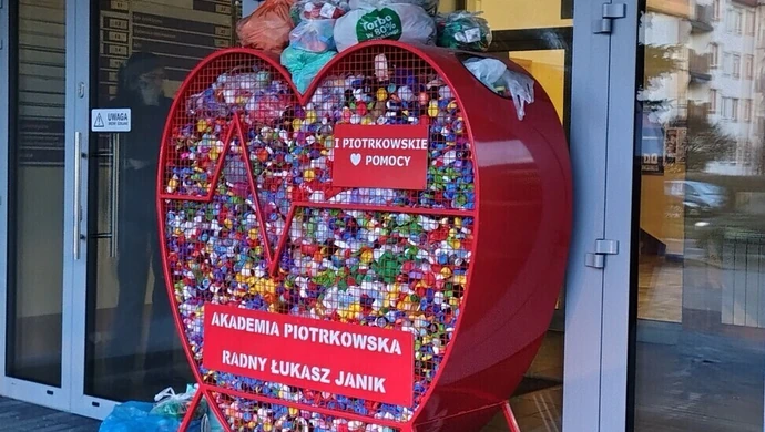 Wielkie serce przed piotrkowską uczelnią zapełnione