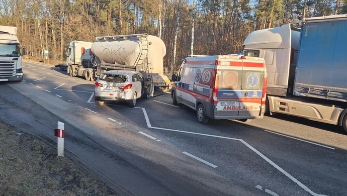 Wypadek na Rakowskiej. Droga jest całkowicie zablokowana