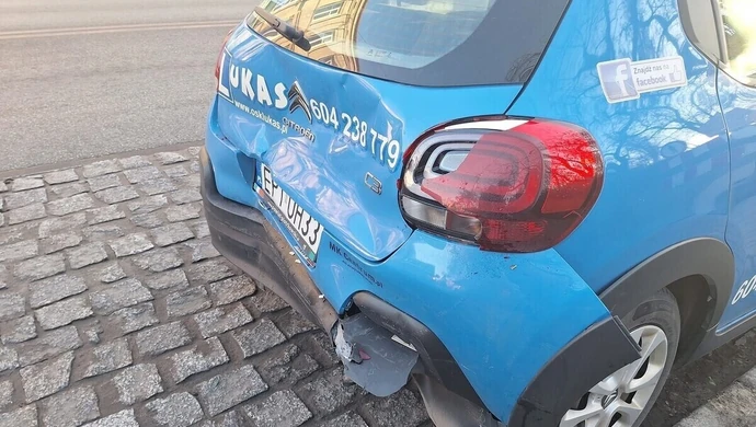 Zderzenie z udziałem samochodu nauki jazdy na Wojska Polskiego