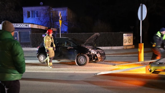 Wypadek na Sulejowskiej - przewrócona latarnia