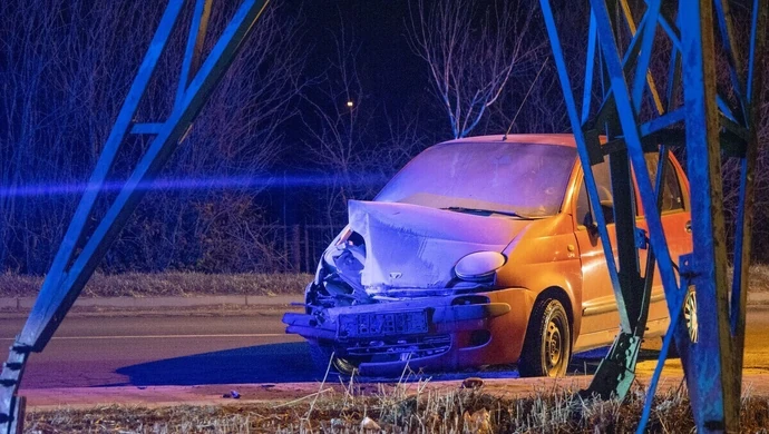 Uderzyli w słup wysokiego napięcia i uciekli z tablicami rejestracyjnymi