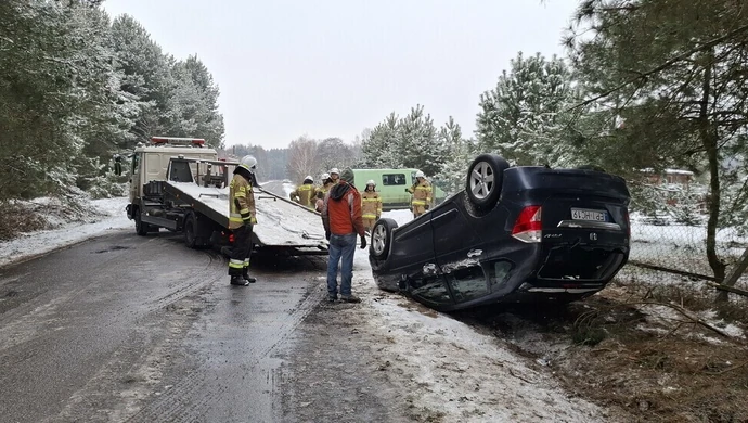 Zdarzenie drogowe w Mierzynie. Samochód w rowie