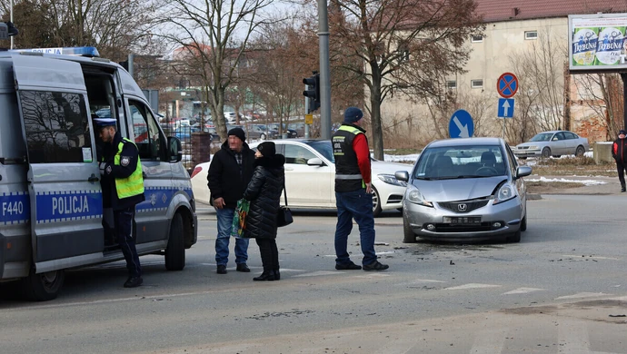 Zderzenie trzech samochodów na skrzyżowaniu 3-Maja i Kopernika