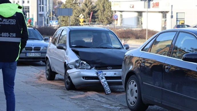 Zderzenie dwóch aut przed pasami w Al. Armii Krajowej