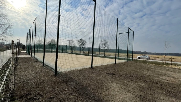 Nad zalewem powstają boiska sportowe