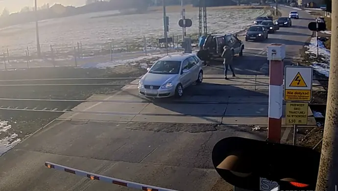 O włos od tragedii w Starej Wsi. Nagranie wideo z przejazdu kolejowego