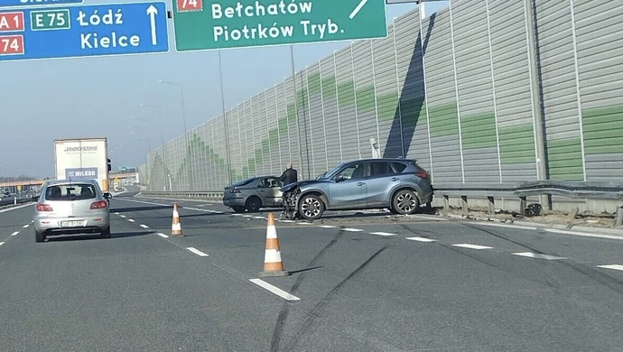 Zderzenie dwóch samochodów na A1 pod Piotrkowem