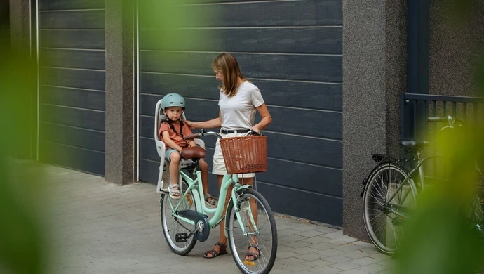 Jak zapewnić dziecku maksymalne bezpieczeństwo podczas jazdy rowerem?