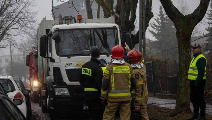 Śmieciarka zahaczyła o konar drzewa na ul. Belzackiej. Interweniowali strażacy