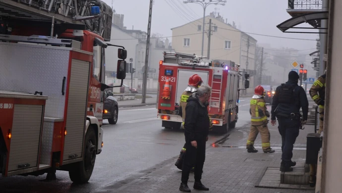 Podpalał swoje rzeczy i wyrzucał na podwórko. Kolejny pożar w Piotrkowie
