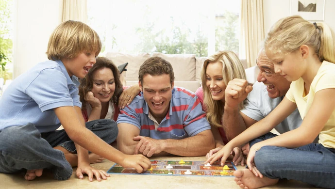 Gry i zabawy dla całej rodziny na długie zimowe wieczory – co sprawdzi się najlepiej?