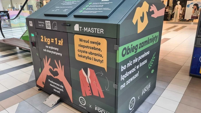 Ubraniomat, czyli stały punkt zbiórki tekstyliów w Focus Mall w Piotrkowie