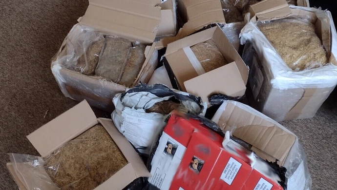 KAS znalazła w przesyłkach kurierskich pieniądze, nielegalne wyroby akcyzowe i narkotyki