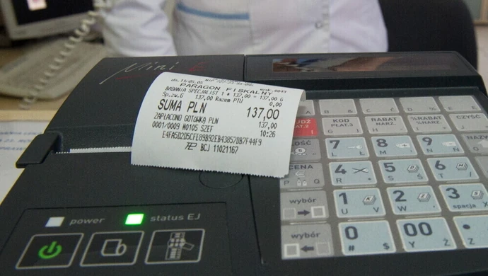 80 proc. Polaków płaciło bezgotówkowo w sklepach stacjonarnych w 2024 roku