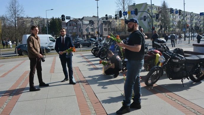 Piotrkowscy motocykliści wspólnie z prezydentem Piotrkowa wręczali kwiaty kobietom 