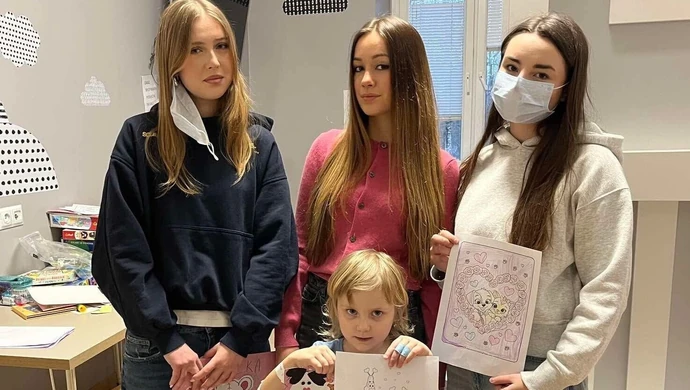 Trzy licealistki pomagają małym pacjentom piotrkowskiego szpitala