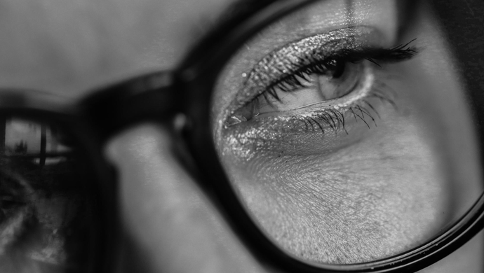 Szkodliwe nawyki, które niszczą Twój wzrok – jak ich unikać?