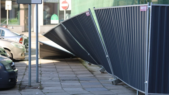 Runął płot przy "Europie"