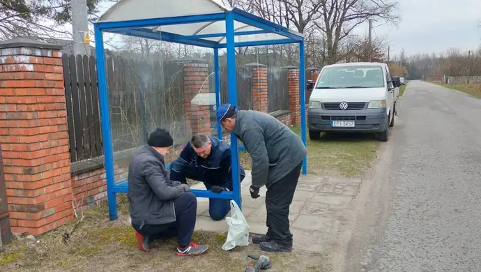 Naprawiali wiaty przystankowe na terenie gminy Gorzkowice