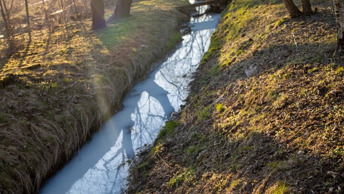 Kto wylewa zanieczyszczenia do "Śrutowego Dołka" w Piotrkowie?