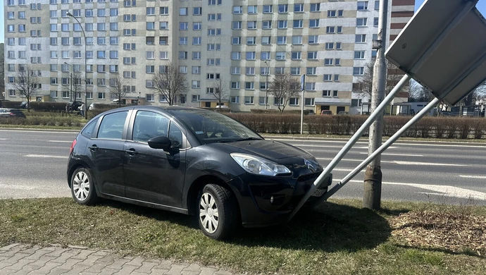 Zderzenie dwóch samochodów na Armii Krajowej