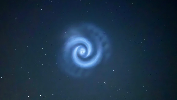 Kosmiczny wir nad Polską. Piotrkowianie też mogli podziwiać zrzut paliwa z rakiety Falcon 9.