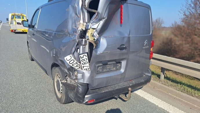 Kolizja trzech pojazdów, w tym ciężarówki 