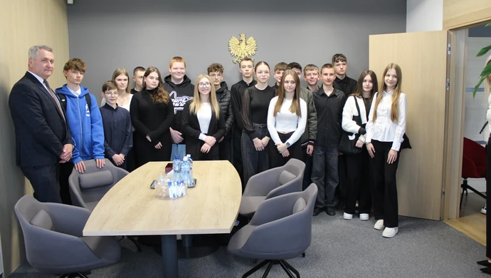 Młodzież odwiedziła Urząd Gminy w Grabicy 