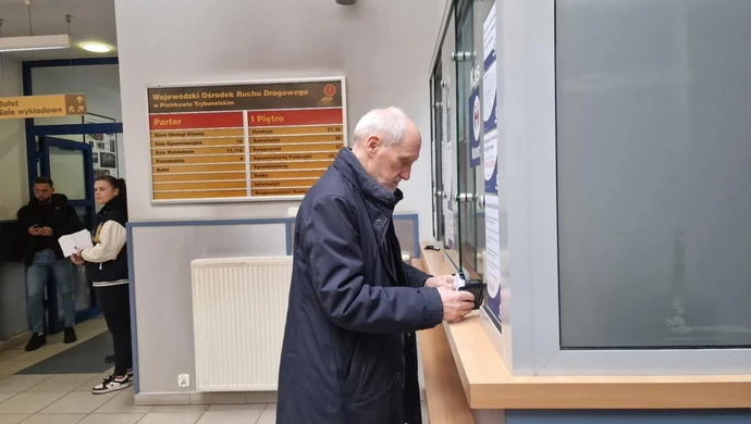 Macierewicz „oblał” teorię w Piotrkowie! Na razie nie wsiądzie za kółko