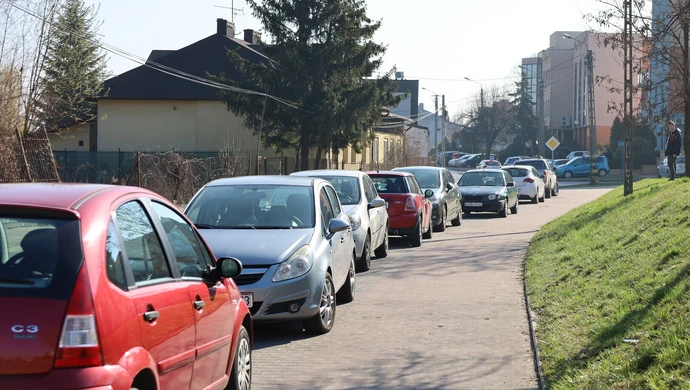 Ul. Polna w Piotrkowie - Była ścieżka rowerowa jest parking