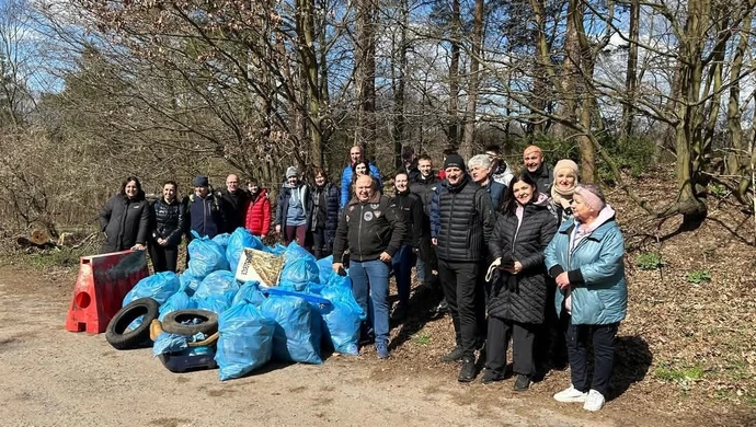Posprzątali Wierzeje w ramach akcji "Tutaj mieszkamy tu sprzątamy"