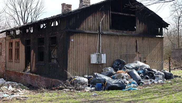 W tym piotrkowskim pustostanie doszło do poważnego pożaru w 2023. Teraz tworzy się tu składowisko śmieci GALERIA