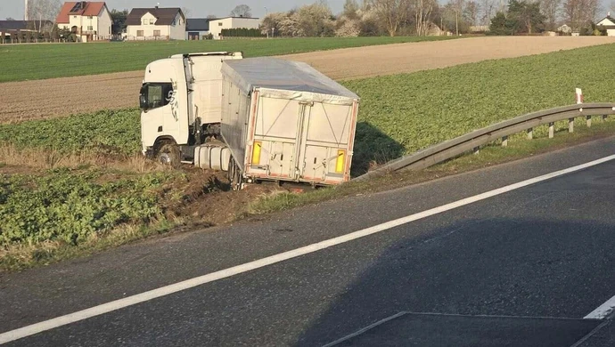Wypadek w Woźnikach: ciężarówka zjechała z drogi i wjechała w pole