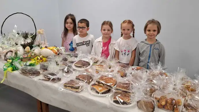 Dzieci sprzedają ozdoby wielkanocne