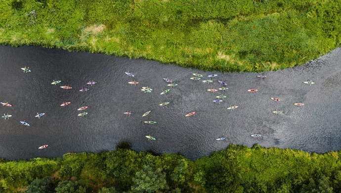 Nowe przystanie kajakowe nad brzegiem rzeki Luciąży. Sprawdź gdzie!