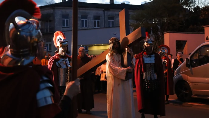 Droga Krzyżowa przyciągnęła tłumy piotrkowian ZDJĘCIA FILM  