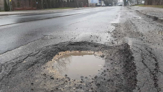 "Uliczni graficiarze" wezwani na policję. Wiceprzewodniczący RM w Piotrkowie malował na ulicy  