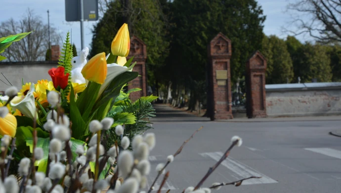 Baranki, pisanki i żywe kwiaty. Świąteczne akcenty na cmentarzu w Piotrkowie