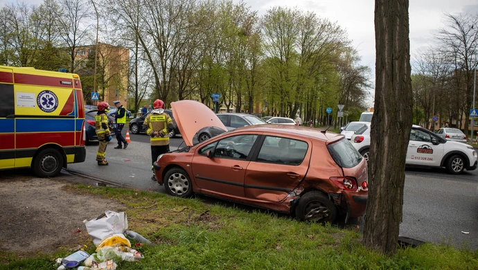 Wypadek na Dmowskiego. Trzy osoby ranne, w tym dziecko