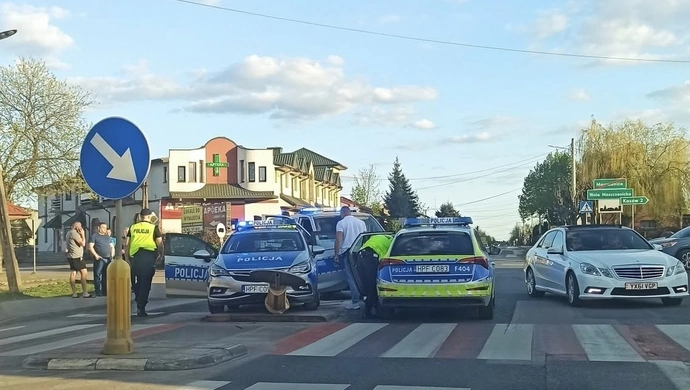 Radiowóz ściął znak. Kolizja w Moszczenicy