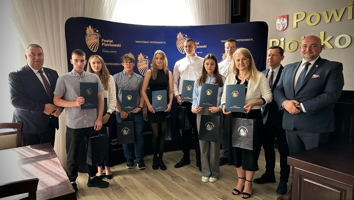 Siedemnastu uczniów ze Stypendiami Starosty Powiatu Piotrkowskiego 