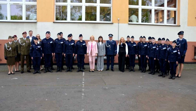 Ślubowanie uczniów klas policyjnych i wojskowych w IV LO w Piotrkowie Trybunalskim
