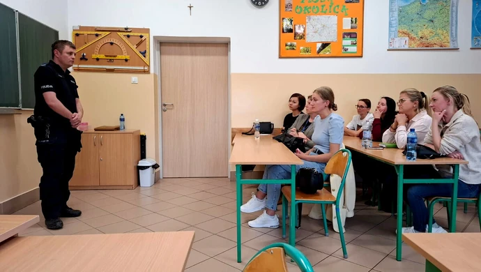 Rozmawiali o hejcie — policjant spotkał się z rodzicami uczniów w Srocku