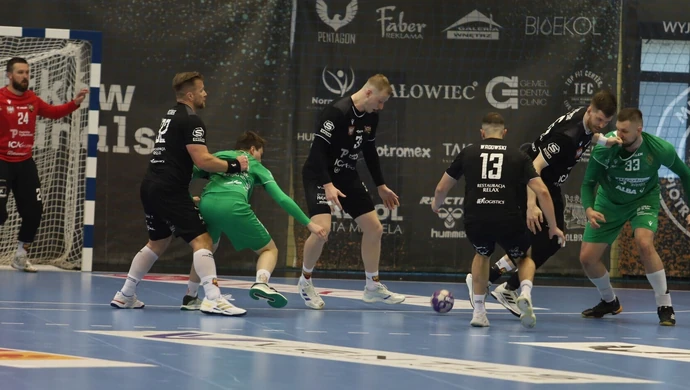  Porażka z outsiderem po bardzo słabej grze. Piotrkowianin na deskach