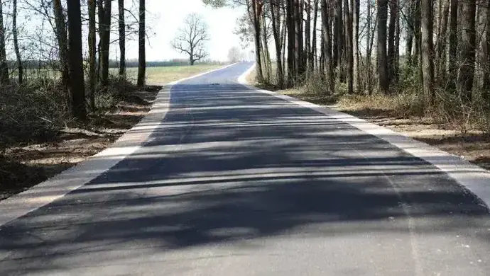 Droga w Parzniewicach w gminie Wola Krzysztoporska gotowa