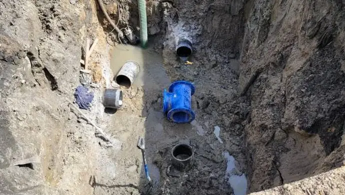 Trwają prace przy usuwaniu awarii wodociągu w miejscowości Gorzkowiczki