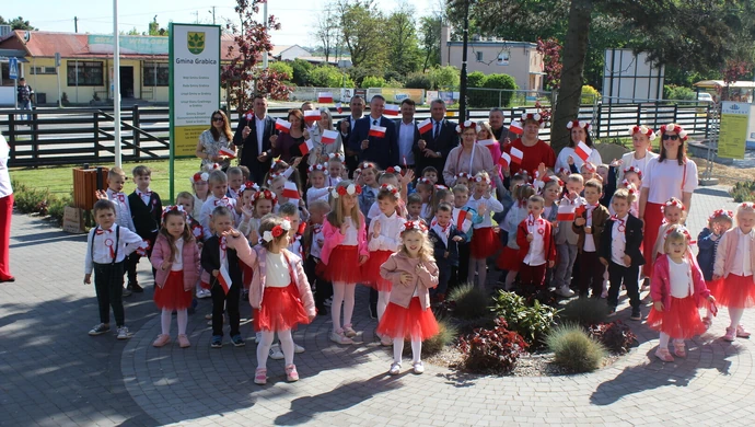 Przedszkolaki z Grabicy uczciły Dzień Flagi 