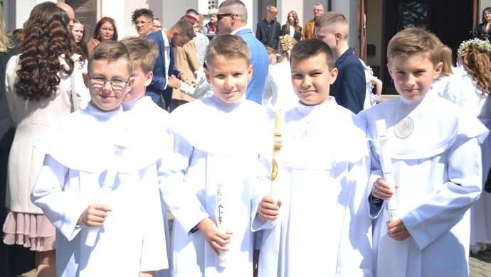 I Komunia Święta w parafii N.M.P Królowej Pokoju w Piotrkowie ZDJĘCIA